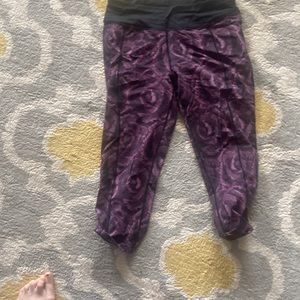 Betsy Johnson capri leggings size large